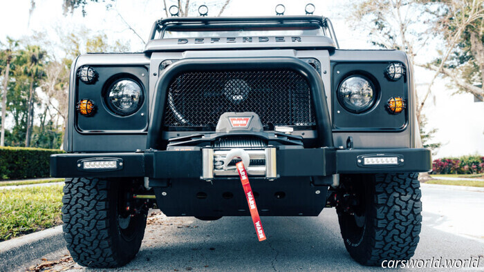 Этот Defender выглядит винтажно, пока вы не нажмёте на педаль | Carscoops